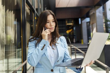 Güzel düşünceli bir kadın cep telefonuyla konuşuyor, dizüstü bilgisayar kullanıyor, postaları kontrol ediyor. Başarılı ciddi kadın sekreter, internetten ekrana bakan işçi. Çoklu görev, iletişim kavramı