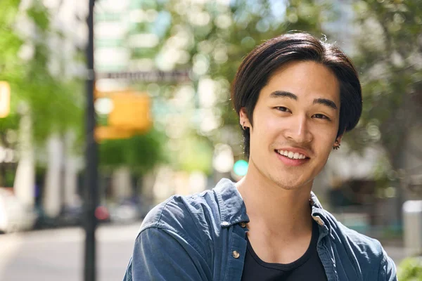 有自信英俊的日本男人 留着时髦的头发在街上走来走去 模仿空间 微笑站在大学校园的亚裔学生 教育理念 — 图库照片