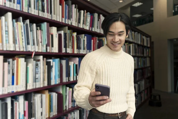 Retrato Estudante Asiático Inteligente Segurando Telefone Celular Biblioteca Universidade Preparando — Fotografia de Stock