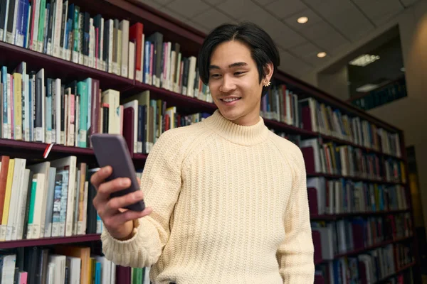 Estudante Universitário Asiático Feliz Verificando Mídias Sociais Biblioteca Moderna Conceito — Fotografia de Stock