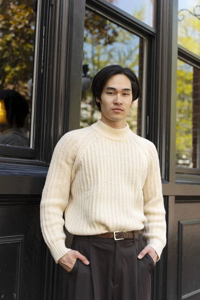 吸引人的亚洲商人站在户外 看着相机的画像 身着时髦休闲装的日本男模在大学校园拍照 — 图库照片