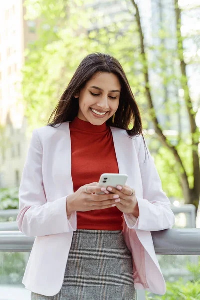 Prachtige Glimlachende Indiase Vrouw Met Een Mobiele Telefoon Die Sms — Stockfoto