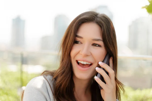 Mulher Confiante Atraente Falando Telefone Celular Olhando Para Longe Copiar — Fotografia de Stock