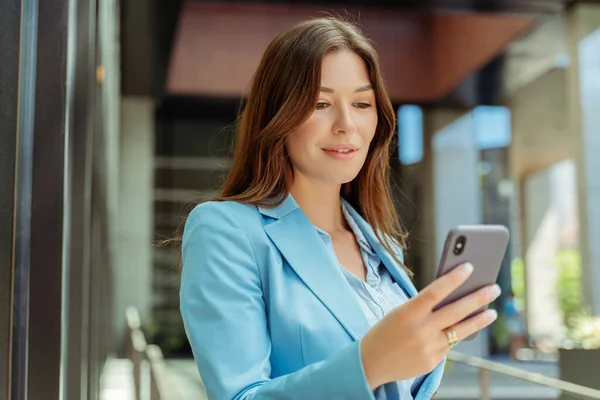 Mooie Glimlachende Vrouw Met Mobiele Telefoon Online Winkelen Sms Jes — Stockfoto