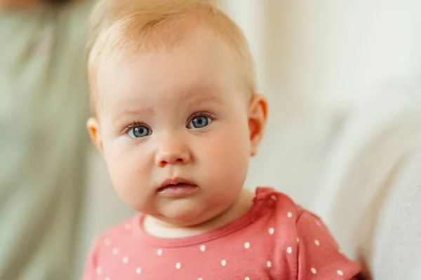 Retrato Bebé Lindo Niño Pequeño Con Ropa Bebé Elegante Mirando —  Fotos de Stock