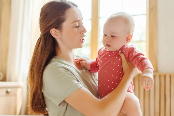 Hermosa Madre Joven Sosteniendo Pequeño Bebé Consolándola Sala Estar Casa —  Fotos de Stock