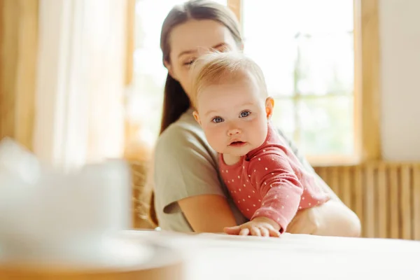 Joven Niñera Sonriente Pasar Tiempo Con Lindo Bebé Sentado Casa —  Fotos de Stock