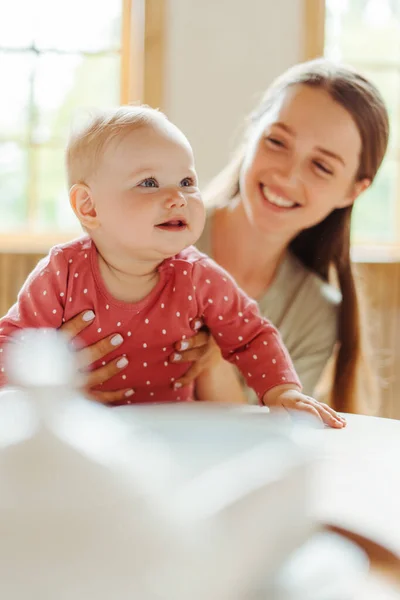 Felicidad Sonriente Joven Madre Sosteniendo Lindo Bebé Jugando Con Teniendo —  Fotos de Stock