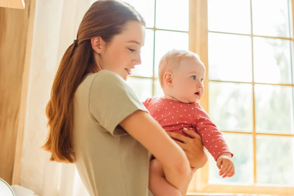 Schöne Lächelnde Mutter Mit Einem Kleinen Süßen Baby Roter Kleidung — Stockfoto