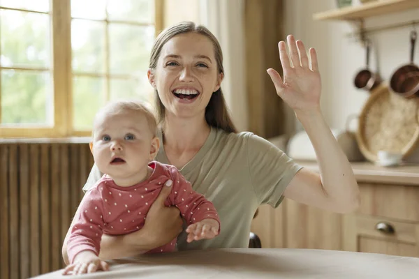Sonriente Madre Joven Sosteniendo Pequeño Bebé Lindo Teniendo Videollamada Saludando —  Fotos de Stock