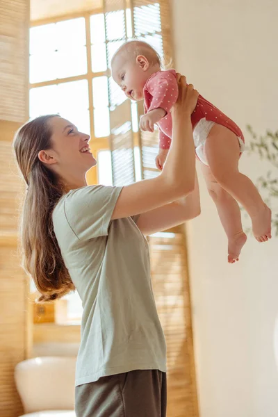 Hermosa Madre Joven Sonriente Sosteniendo Jugando Con Pequeño Bebé Lindo —  Fotos de Stock