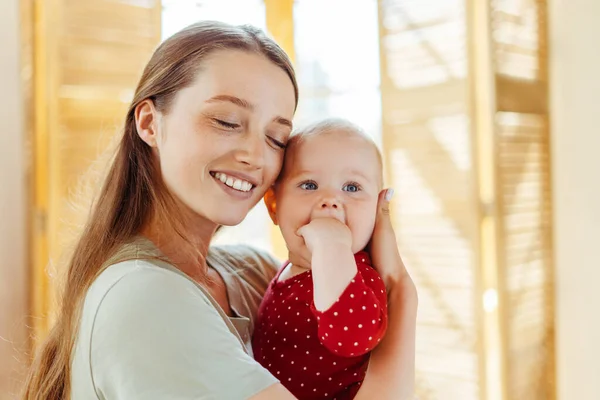 Retrato Una Joven Madre Feliz Abrazando Lindo Bebé Casa Listo —  Fotos de Stock