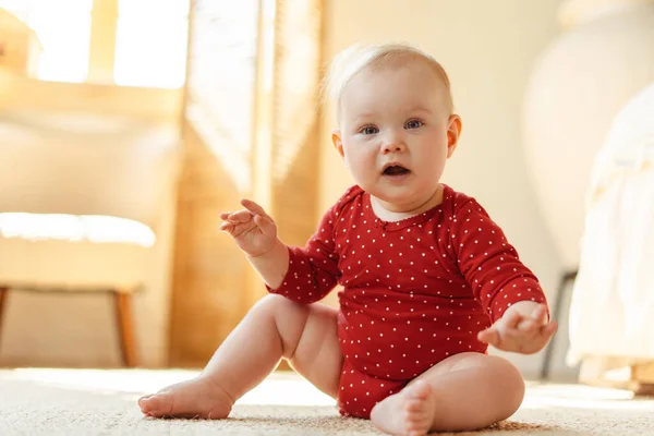Lindo Bebé Niño Pequeño Con Ropa Bebé Elegante Mirando Cámara —  Fotos de Stock