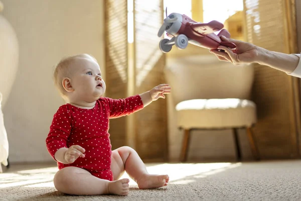 Lindo Adorable Bebé Jugando Con Avión Sentado Suelo Sala Estar —  Fotos de Stock
