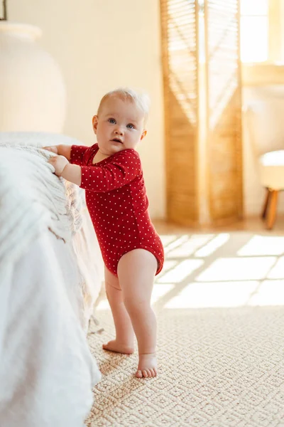 Lindo Bebé Pie Suelo Sala Estar Casa Aprendiendo Caminar Hermoso —  Fotos de Stock
