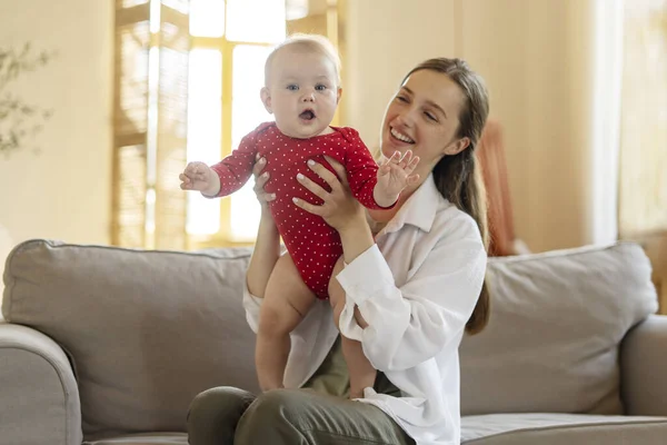 Joven Madre Feliz Sosteniendo Lindo Bebé Casa Mientras Está Sentada —  Fotos de Stock