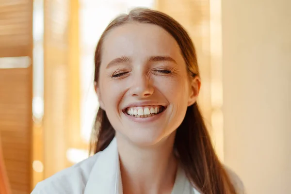 Close Portret Van Een Aantrekkelijke Glimlachende Vrouw Met Gesloten Ogen — Stockfoto