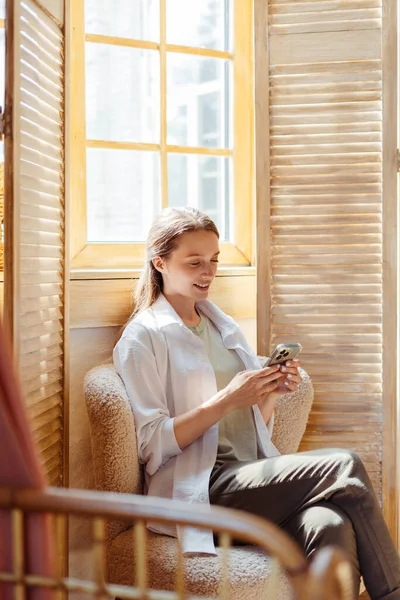 Lachende Mooie Vrouw Met Behulp Van Mobiele Telefoon Het Lezen — Stockfoto