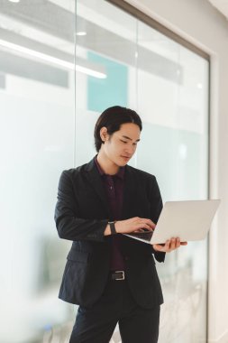 Kendine güvenen profesyonel yönetici dizüstü bilgisayar kullanıyor, internette modern ofisteki ekrana bakıyor. Modern ofiste daktilo yazan Freelancer metin yazarı. Öğrenci çevrimiçi çalışıyor