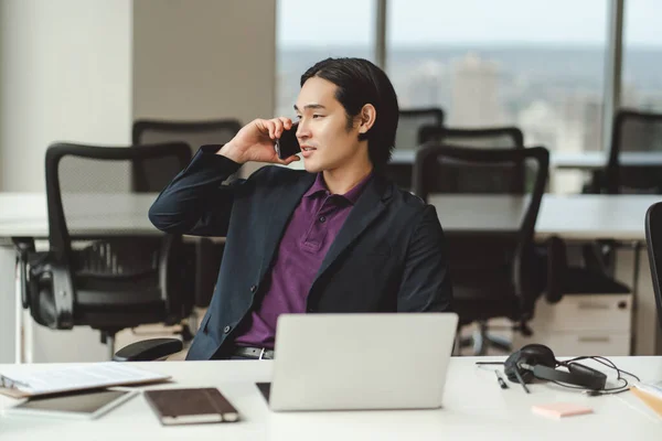 Joven Hombre Negocios Japonés Utilizando Ordenador Portátil Hablando Por Teléfono — Foto de Stock