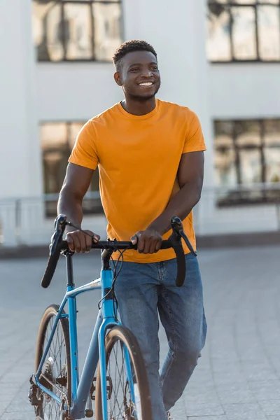 Uśmiechnięty Afrykańczyk Stojący Blisko Roweru Ulicy Atrakcyjny Turysta Korzystający Wypożyczalni — Zdjęcie stockowe