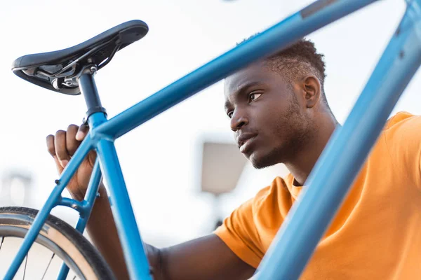 Atrakcyjny Afrykanin Sprawdzający Siedzenie Rowerowe Ulicy Młody Przystojny Nigeryjski Sportowiec — Zdjęcie stockowe