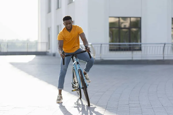 Pełna Długość Widok Pozytywny Afroamerykanin Przygotowuje Jazda Rowerze Ulicy Miejskiej — Zdjęcie stockowe