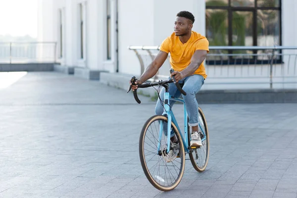 Pełna Długość Widok Przystojnego Uśmiechniętego Afroamerykanina Jeżdżącego Rowerze Miejskiej Ulicy — Zdjęcie stockowe