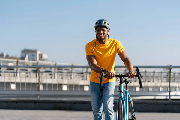 Portret Uśmiechniętego Przystojnego Afrykańskiego Jeźdźca Noszącego Kask Ochronny Jeździ Rowerem — Zdjęcie stockowe
