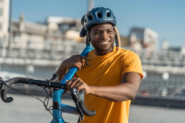 Portret Uśmiechniętego Pozytywnego Nigeryjczyka Trzymającego Rower Kasku Miejskiej Ulicy Przystojny — Zdjęcie stockowe