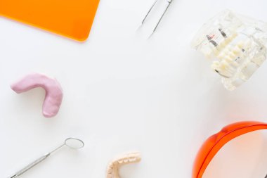 Diş aletleri, çene, implantlar, ayna, beyaz arka planda izole edilmiş cımbız, kopyalama alanı. Diş tedavisi, sağlık hizmeti kavramı