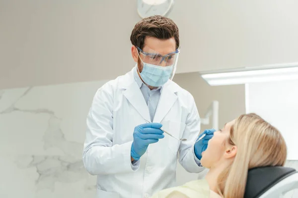 Dentiste Professionnel Dans Masque Facial Tenant Équipement Vérifiant Qualité Des — Photo