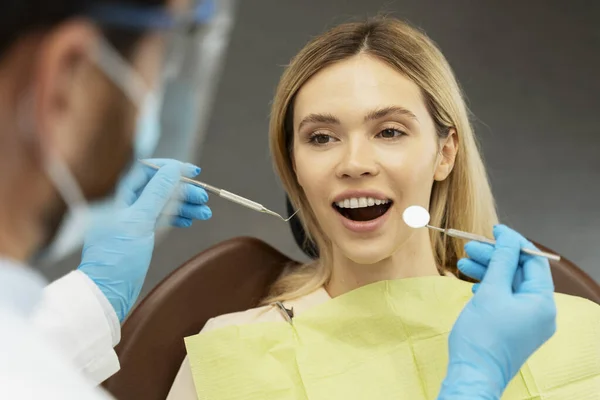 Dentista Professionista Controlla Qualità Dei Denti Giovane Bella Donna Sorridente — Foto Stock