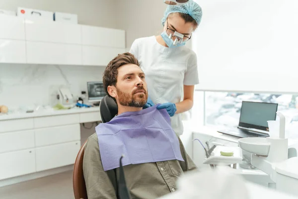 Dentiste Professionnel Préparant Homme Patient Vérifier Les Dents Bel Homme — Photo