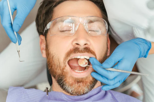Ritratto Attraente Paziente Barbuto Mezza Età Seduto Sulla Sedia Dentale — Foto Stock