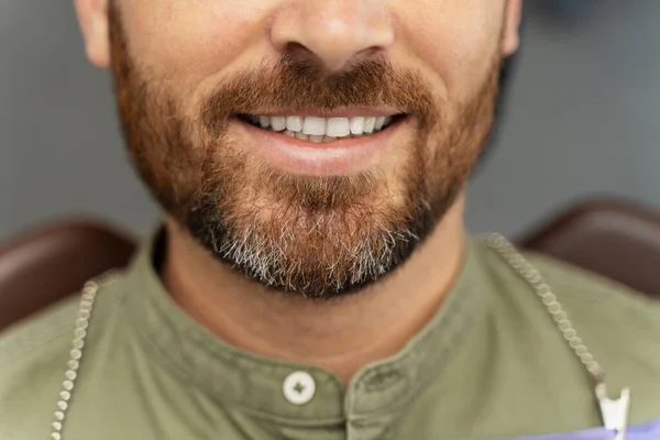 Diş Hekimine Giderken Dişçi Koltuğunda Oturan Dişlek Gülüşlü Çekici Adamın — Stok fotoğraf