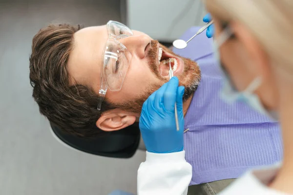 Dentiste Examinant Patient Dans Une Clinique Dentaire Moderne Traitement Des — Photo