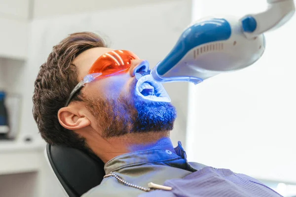 Bello Uomo Barbuto Paziente Sbiancamento Dei Denti Nella Moderna Clinica — Foto Stock
