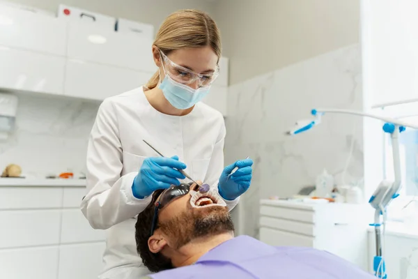 Jeune Dentiste Examinant Patient Dans Une Clinique Dentaire Moderne Traitement — Photo