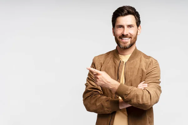 コピースペースに指を向けたスタイリッシュな革ジャケットを着たハンサムな笑顔のラテン人男性の肖像 ショッピング セールスコンセプト — ストック写真