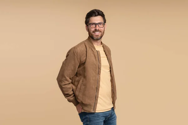 Handsome Smiling Bearded Man Wearing Brown Autumn Jacket Stylish Eyeglasses — Stock Photo, Image