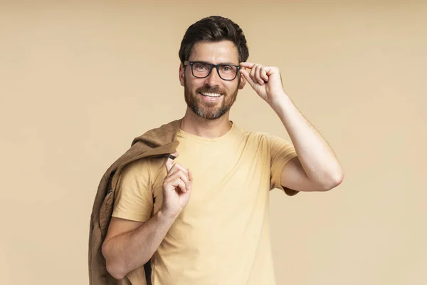 Güzel Gözlüklü Mutlu Yakışıklı Adam Bej Arka Planda Izole Edilmiş — Stok fotoğraf