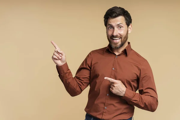 コピースペースに指を向ける正式なシャツを着たハンサムな笑顔のラテン人男性の肖像画 ショッピング セールスコンセプト — ストック写真