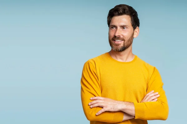 青い背景に隔離された秋の黄色いセーターを身に着けているハンサムな笑顔のひげ付き男性の肖像画 写真撮影 スタジオ撮影のための成功した中年のファッションモデルの肖像 — ストック写真
