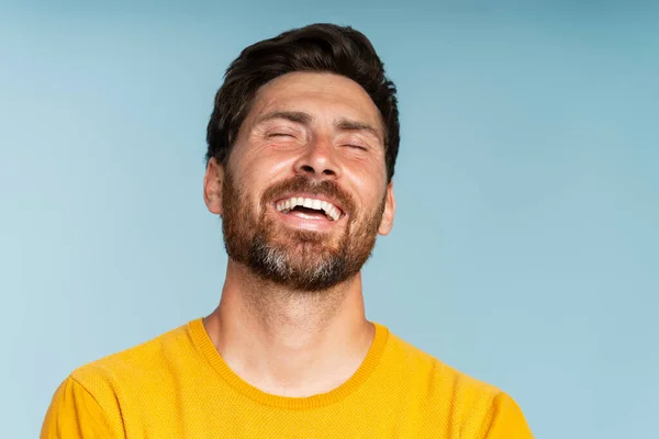 Glückliche Bärtige Mann Modell Lachen Mit Geschlossenen Augen Isoliert Auf — Stockfoto