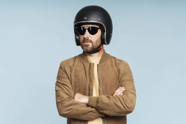 Retrato Homem Barbudo Sério Bonito Motociclista Usando Capacete Óculos Elegantes — Fotografia de Stock
