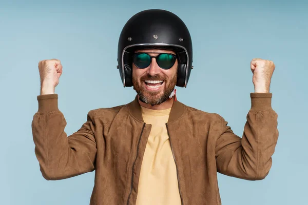 Neşeli Gülümseyen Sakallı Adam Şık Gözlüklü Motosikletçi Mavi Arka Planda — Stok fotoğraf