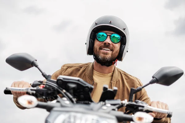 Bonito Motociclista Barbudo Usando Capacete Óculos Sol Elegantes Andando Moto — Fotografia de Stock