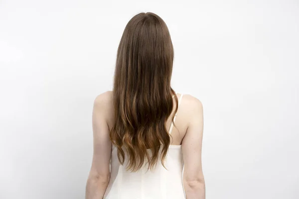 Обратный Вид Привлекательной Брюнетки Женщины Здоровыми Длинными Волосами Позирует Изображения — стоковое фото