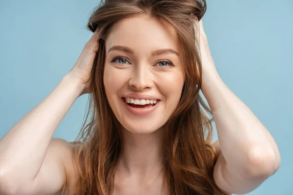 Porträt Einer Schönen Lächelnden Frau Mit Glänzenden Haaren Die Isoliert — Stockfoto